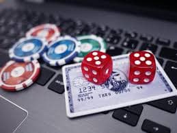 Antarmuka Fortune Tiger di spasi Antarmuka permainan Fortune Tiger di spasi dengan gulungan dan simbol harimau emas